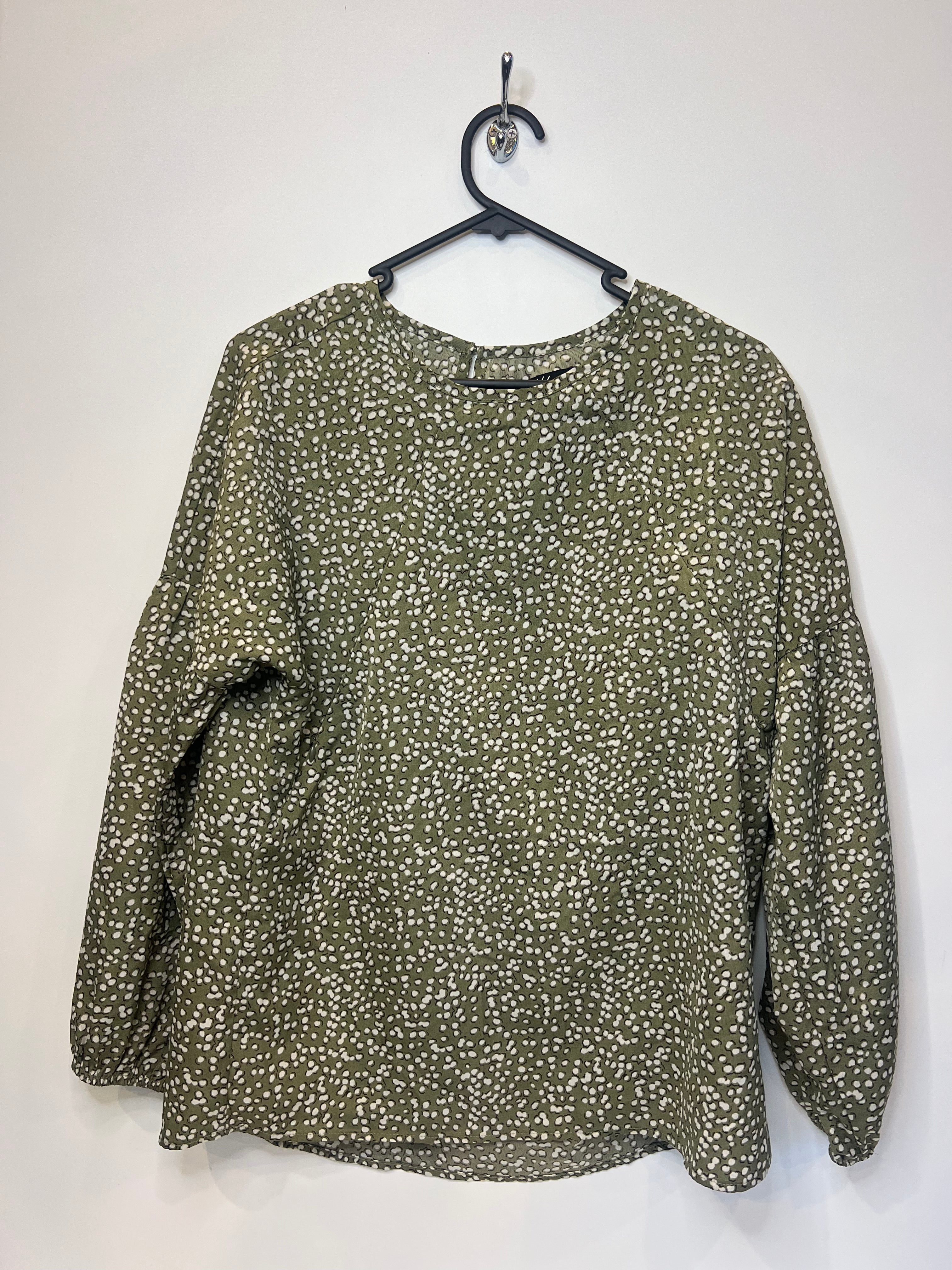 ADDISON MATERNITY AND BREASTFEEDING SHIRT (Size 10)